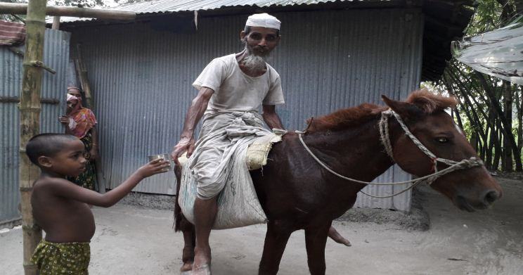 ঘোড়ায় চড়ে ‘ভিক্ষা’ করেন বাচ্চা মিয়া