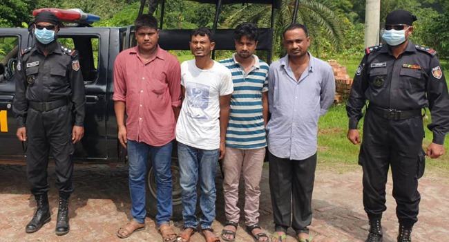 গাজীপুরে বাসে ডাকাতিকালে অস্ত্রসহ ৪ ডাকাত আটক