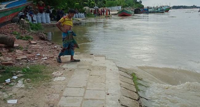 বিপৎসীমার উপরে পদ্মার পানি, রাজবাড়ী শহর রক্ষা বাঁধ সংরক্ষণে ধ্স