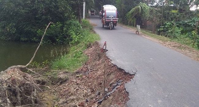 বাগাতিপাড়ায় সড়ক ভেঙে পুকুরে, দুর্ঘটনার আশঙ্কা