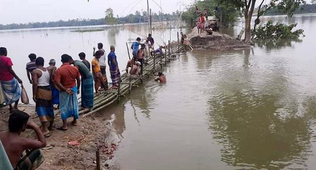 ফুলবাড়ীতে স্বেচ্ছাশ্রমে তৈরী হলো বাঁশের সাঁকো