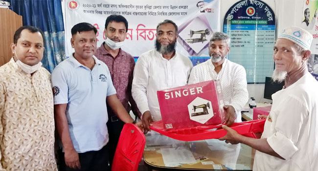 ফরিদগঞ্জে জেলেদের মাঝে সেলাই মেশিন বিতরণ