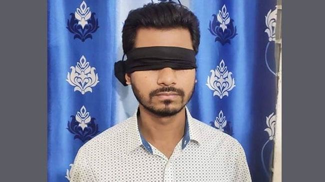 চোখে কালো কাপড় বেঁধে প্রতিবাদ নুরের