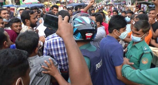 ধর্ষণ বিরোধী মিছিলে পুলিশের বাঁধা, শিবির সন্দেহে আটক ৩