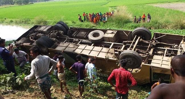ব্রাহ্মণবাড়িয়ায় বাস খাদে পড়ে নিহত ৩