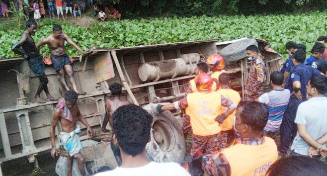 নোয়াখালীতে নিয়ন্ত্রণ হারিয়ে বাস খালে, আহত ১৪