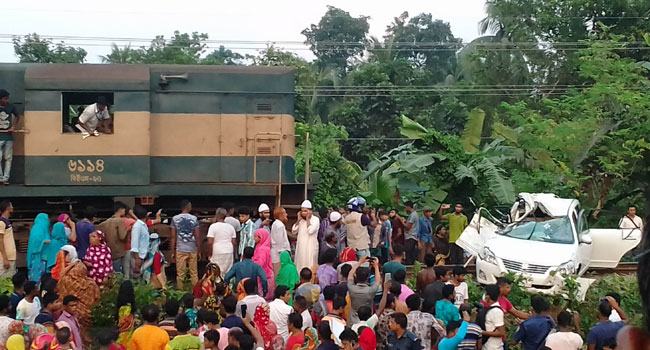 যশোরে প্রাইভেট কারে ট্রেনের ধাক্কা : নিহত ৪, আহত ২