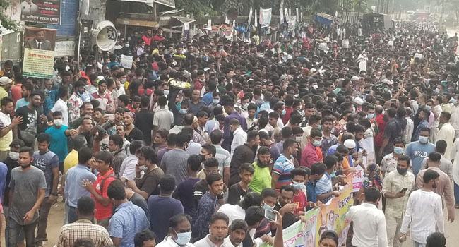 ঢাকা-৫ উপনির্বাচনে অনিয়মের প্রতিবাদে আয়োজিত মানববন্ধন নেতাকর্মী ও স্লোগানে মুখরিত