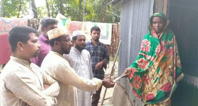 কটিয়াদীতে সড়ক দুর্ঘটনায় আহত মনিরানী দাসকে জামায়াতের আর্থিক সহায়তা