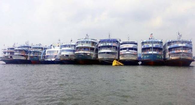 অনির্দিষ্টকালের ধর্মঘটে নৌযান-শ্রমিকরা