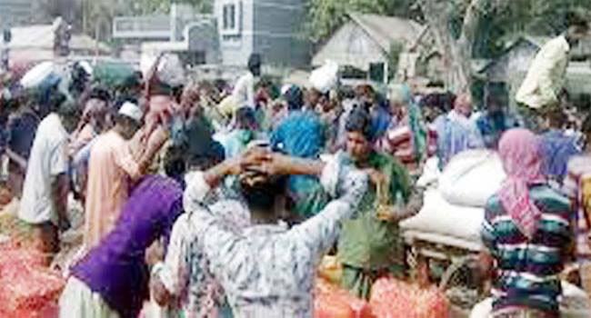 পুঠিয়ার হাটে ওজন নিয়ে প্রতারিত কৃষকদের মহাসড়ক অবরোধ