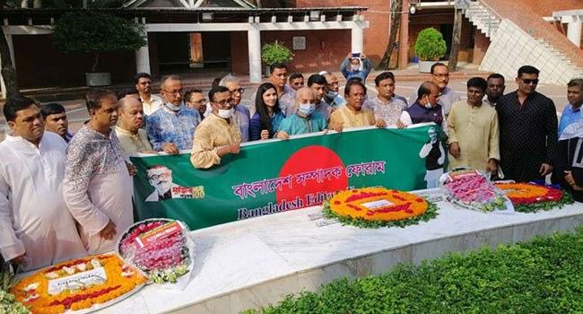 বঙ্গবন্ধুর সমাধিতে বাংলাদেশ সম্পাদক ফোরামের শ্রদ্ধা
