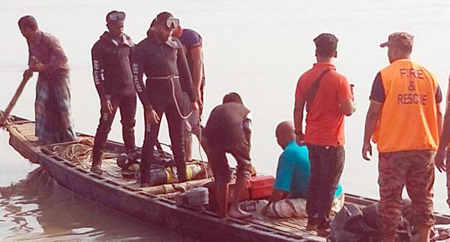 পদ্মায় ইলিশ ধরতে গিয়ে এক যুবক নিখোঁজ