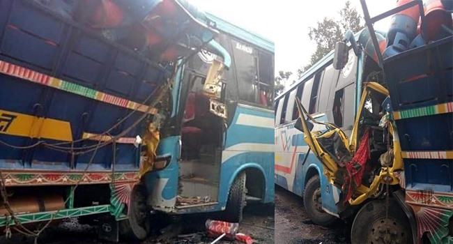 বড়াইগ্রামে বাস-ট্রাকের মুখোমুখি সংঘর্ষে নিহত ১, আহত ১৫