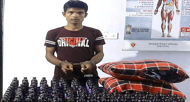 বগুড়ায় বালিশ ভর্তি ফেনসিডিল উদ্ধার