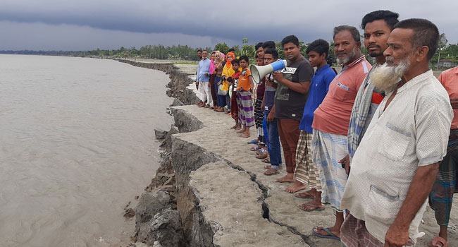 যমুনায় ভয়াবহ ভাঙন, বাঁধ নির্মাণের দাবিতে মানববন্ধন