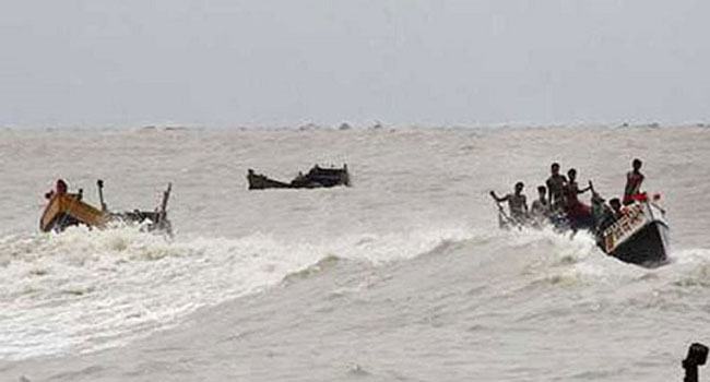 পদ্মা পাড়ি দিতে চরম ভোগান্তিতে যাত্রীরা