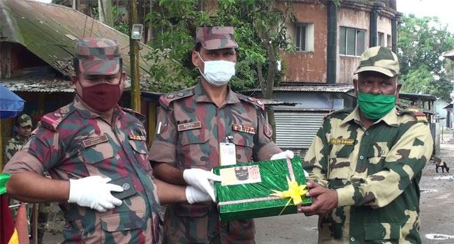 দুর্গাপূজা উপলক্ষে হিলিতে বিজিবি ও বিএসএফ মিষ্টি বিনিময়