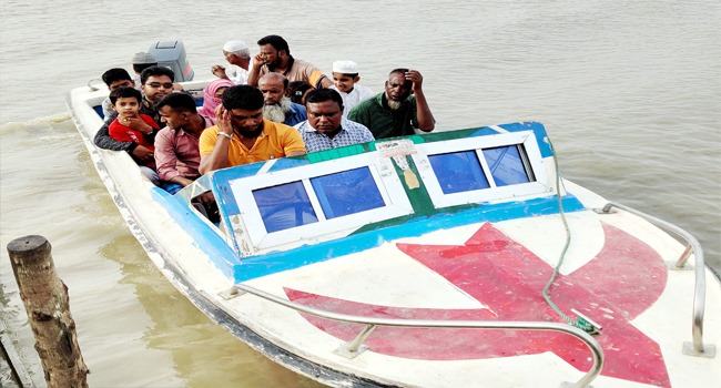 আগুনমুখা নদীতে ফেরি না থাকায় সড়ক যোগাযোগ বিচ্ছিন্ন
