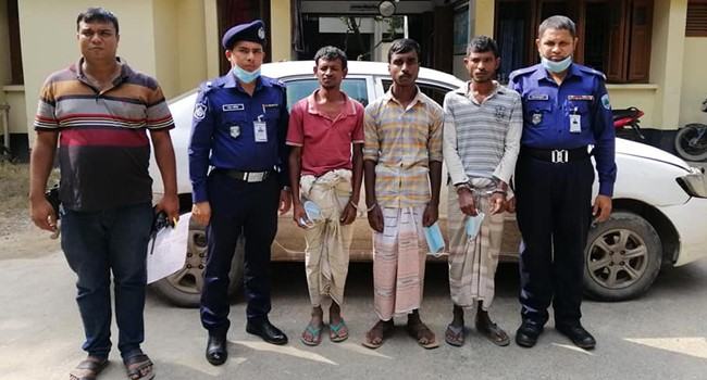 বড়াইগ্রামে ৩ ছিনতাইকারী আটক, প্রাইভেটকার উদ্ধার