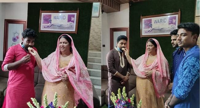 ছাত্রলীগের নবনির্বাচিত নেতাদের মিষ্টি খাওয়ালেন মাশরাফির মা