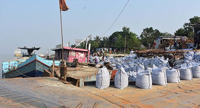 দৌলতদিয়া ফেরিঘাটে ফের ভাঙন, এক ঘাট বন্ধ