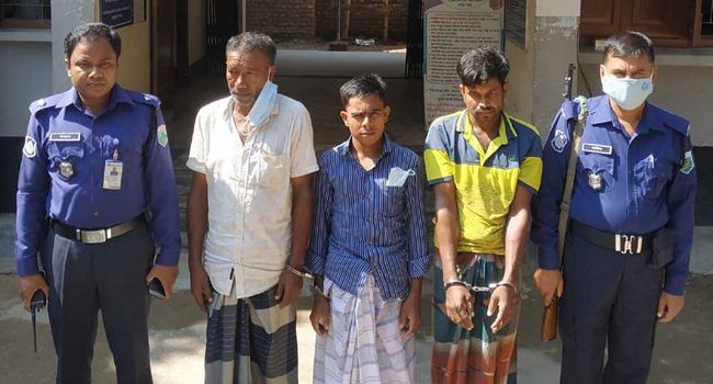 গৃহবধূকে পালাক্রমে ধর্ষণ : গ্রাম্য মাতব্বরসহ ২ ধর্ষক গ্রেফতার