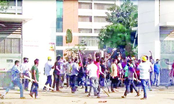 গাজীপুরে শ্রমিক বিক্ষোভ হামলা ও ভাঙচুর