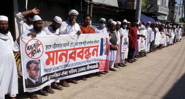 ডোমারে মহানবীর ব্যাঙ্গ কার্টুন প্রদর্শনের প্রতিবাদে মানববন্ধন