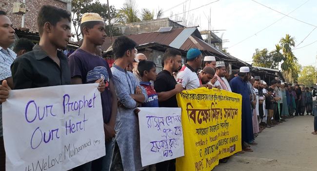 ফ্রান্সে মহানবীর ব্যাঙ্গচিত্র প্রদর্শনের প্রতিবাদে ফুলবাড়ীতে মানববন্ধন ও সমাবেশ