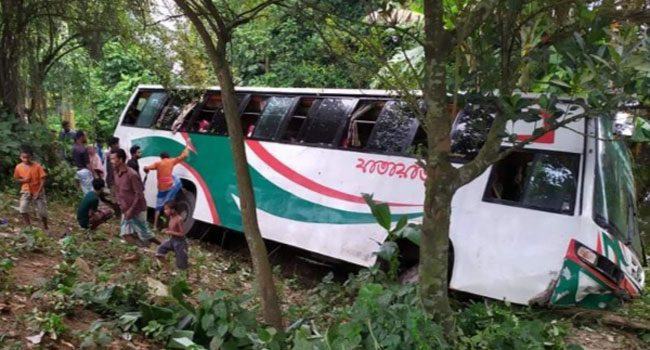 শিবপুরে চাকা ফেটে বাস খাদে, নিহত পথচারী