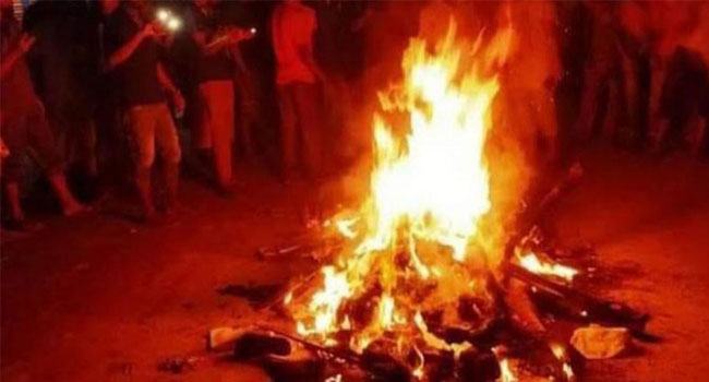 গুজব ছড়িয়ে মানসিক ভারসাম্যহীন যুবকে পুড়িয়ে হত্যার প্রতিবাদে মানববন্ধন
