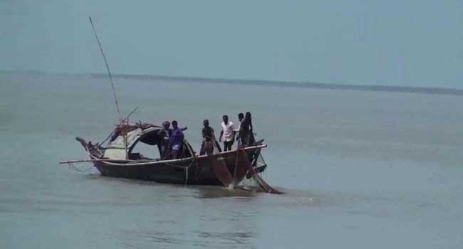 মধ্যরাত থেকে পদ্মা-মেঘনায় ইলিশ আহরণ নামছে জেলেরা