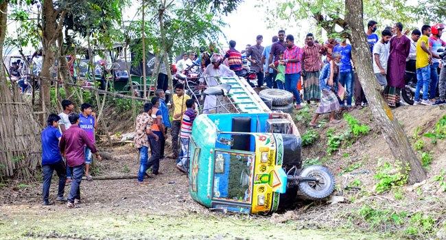 নৌকাবাইচ দেখা হলো না আলতাফের, প্রাণ গেল নাটা গাড়িতে