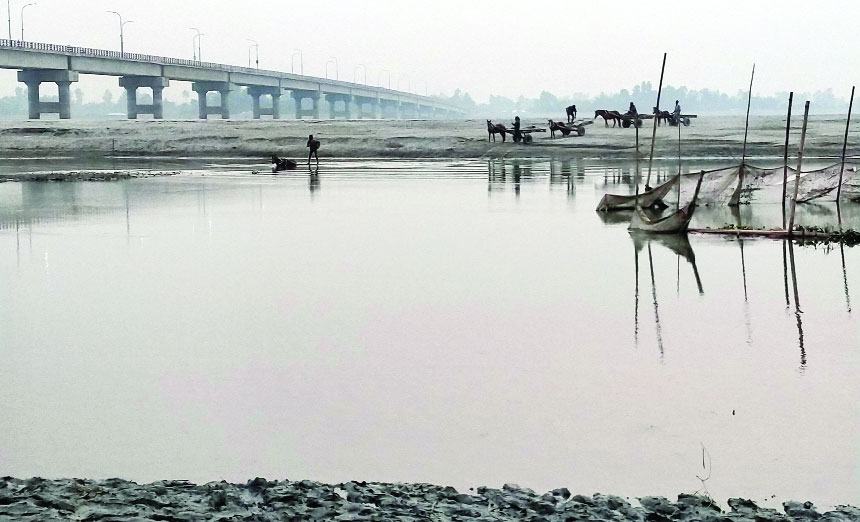 এক সময়ের খরস্রোতা ধরলা এখন সরু নালা