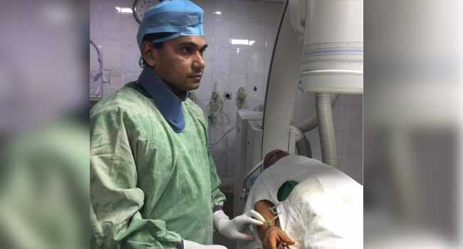 হাতের রক্তনালী দিয়ে এনজিওগ্রাম, পরানো হচ্ছে রিং