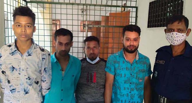 সোনারগাঁওয়ে গরুর খামারে ডাকাতি : ৪ ডাকাত গ্রেফতার