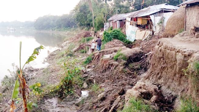 চন্দনাইশে অসময়ে ভাঙ্গনের ঝুঁকিতে দিশেহারা শঙ্খ নদী তীরবর্তী শতাধিক পরিবার
