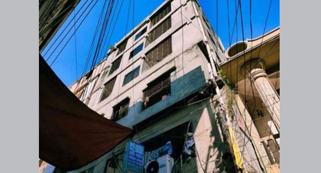 সাভারে হেলে পড়েছে ৬ তলা ভবন