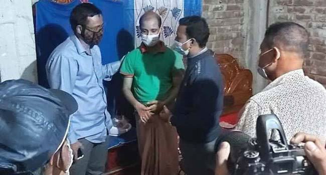 বিরামপুরে অসুস্থ সাংবাদিকের পাশে পুলিশ সুপার আনোয়ার হোসেন