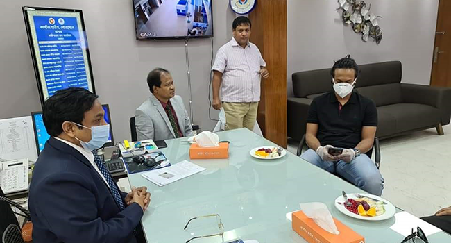 ভক্তের মোবাইল ছুড়ে ফেললেন সাকিব-আল-হাসান