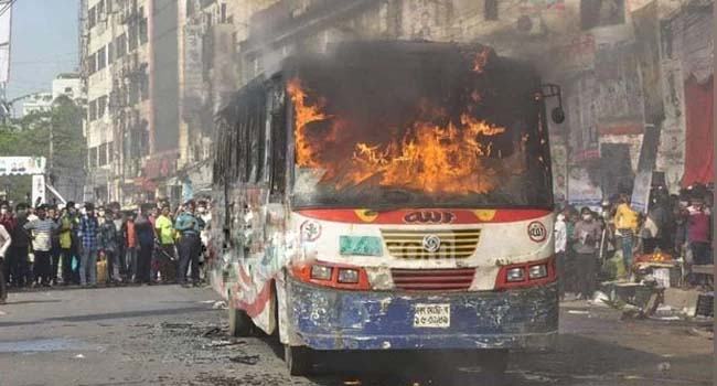 রাজধানীতে বাসে অগ্নিসংযোগের ঘটনায় ১৭ জন রিমান্ডে