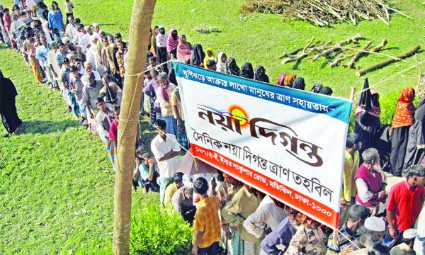 সিডরে ক্ষতিগ্রস্ত মানুষের পাশে ছিল নয়া দিগন্ত