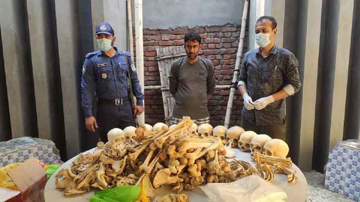 এক বাড়িতেই পাওয়া গেলো ১২টি মাথার খুলি ও দুই বস্তা হাড়!