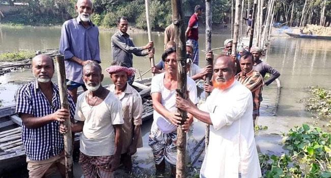 রৌমারীতে নিজস্ব অর্থায়নে ২০০ হাত লম্বা বাঁশের সাঁকো মেরামত