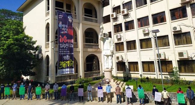 স্বাস্থ্যবিধি মেনে পরীক্ষা নেয়ার দাবিতে কুবিতে মানববন্ধন
