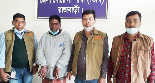 কালুখালীতে আগ্নেয়াস্ত্রসহ একাধিক মামলার আসামি গ্রেফতার