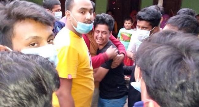 জলন্ত চুলার কাছে অগ্নিদগ্ধ বৃদ্ধার লাশ