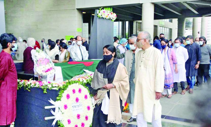 বহু পরিচয়ের একজন আলী যাকের