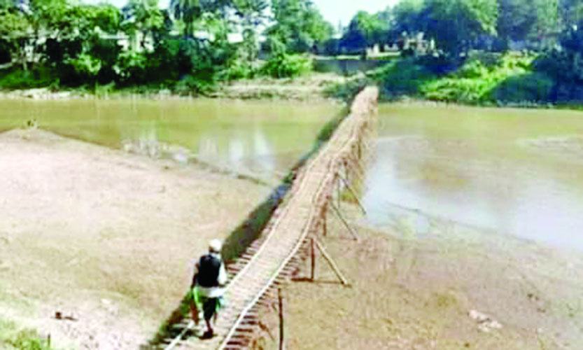 চুনারুঘাটের নালমুখে বাঁশের সাঁকোই সম্বল
